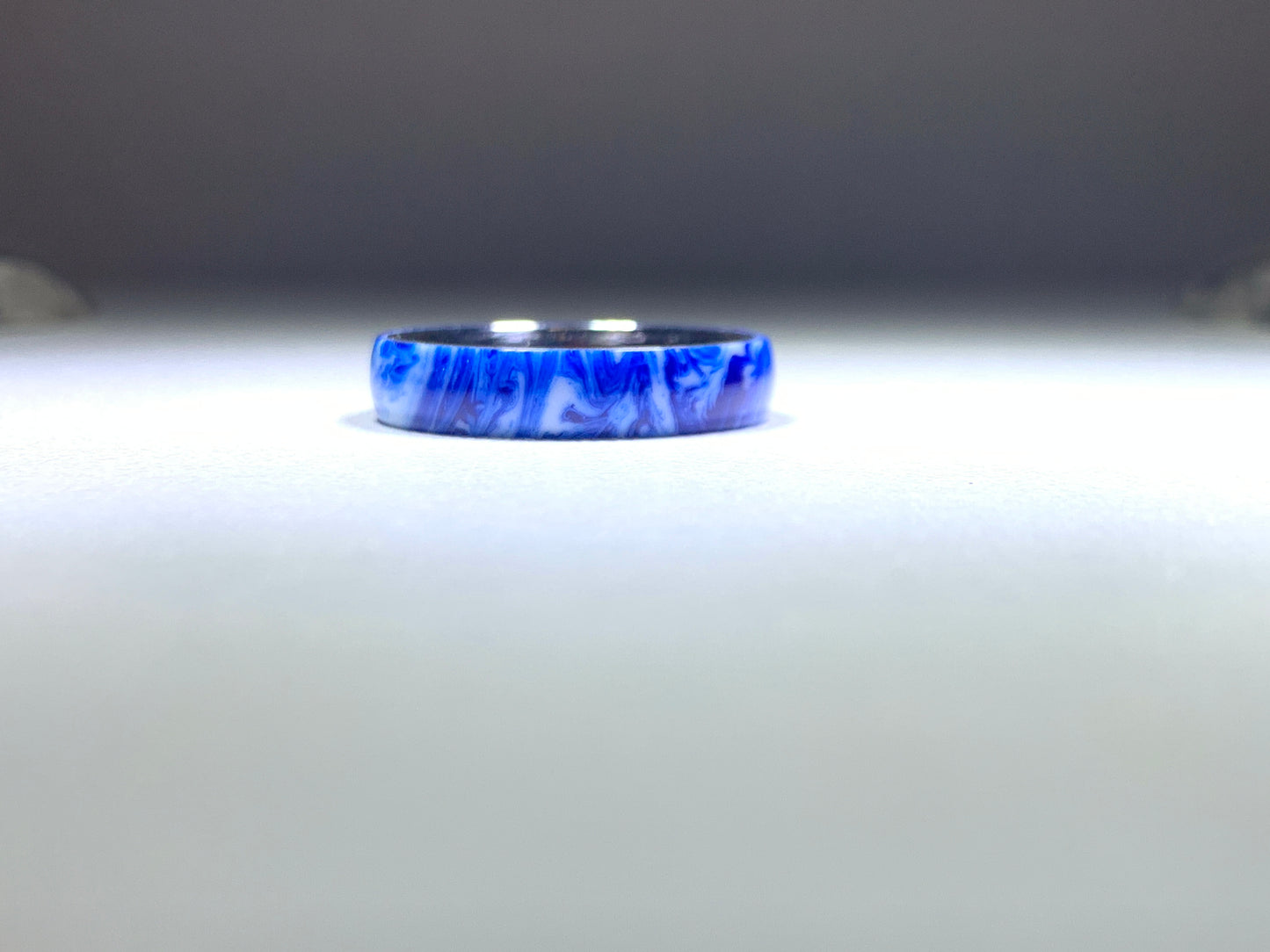 Ring / 4mm Stainless Steel - Resin / Wildcats - Size 9
