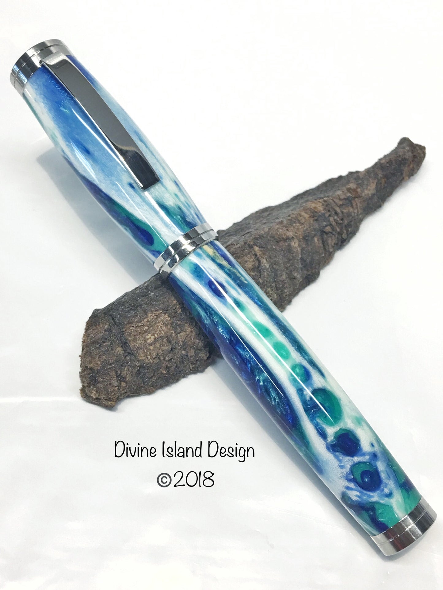 Shakespeare Fountain / Polished Stainless Steel - Hybrid / Gator Jaw and Blue/Green Resin